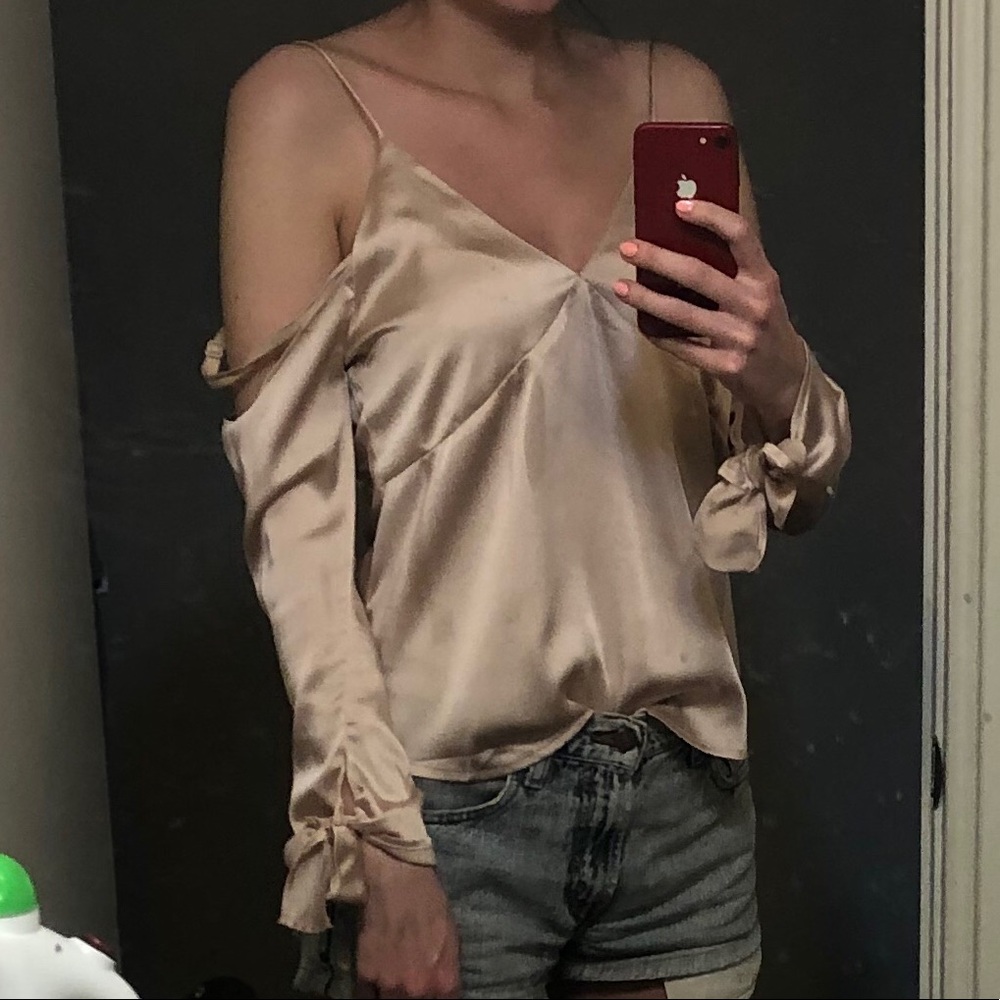 Cut-out-shoulder shiny top